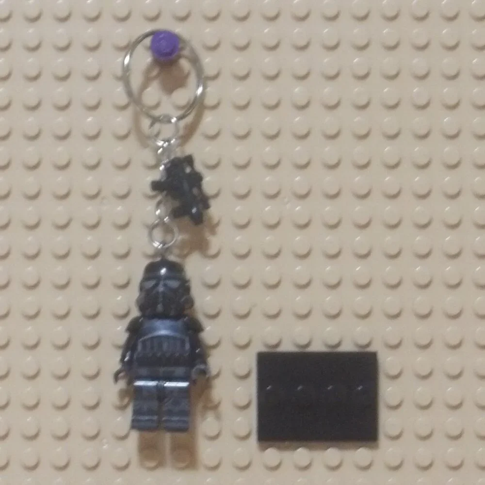 MINIFIGURE KEYCHAIN Star Wars- Clone Trooper Stormtrooper w/Blaster Charm +Stand